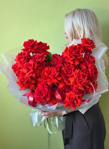Букет из 31 французской алой розы от интернет-магазина цветов в 