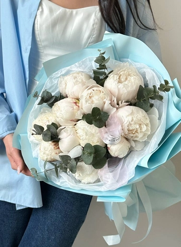 Букет. из 11 белоснежных пионов от интернет-магазина цветов в 