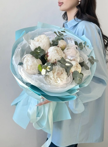 Букет из 7 белоснежных пионов от интернет-магазина цветов в 