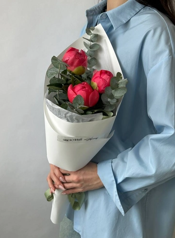 Букет из 3 коралловых пионов CORAL SHARM от интернет-магазина цветов в 