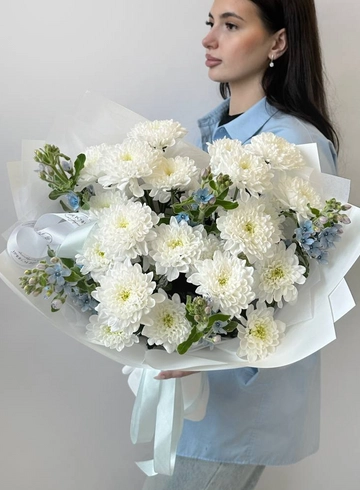 Букет с белоснежной хризантемой и незабудками от интернет-магазина цветов в 