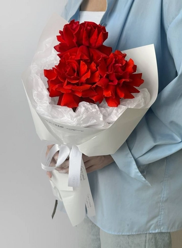 Букет «3 французские алые розы» от интернет-магазина цветов в 