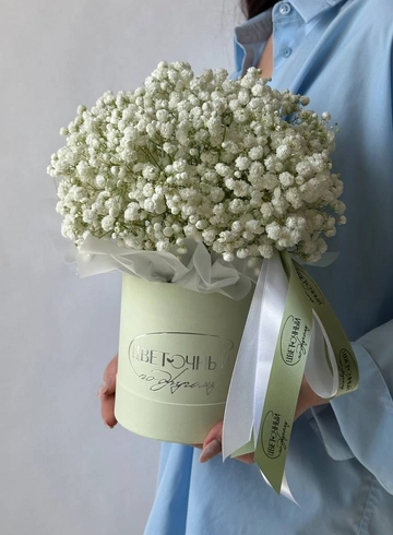 Композиция в шляпной коробке с белоснежной гипсофилой от интернет-магазина цветов в 
